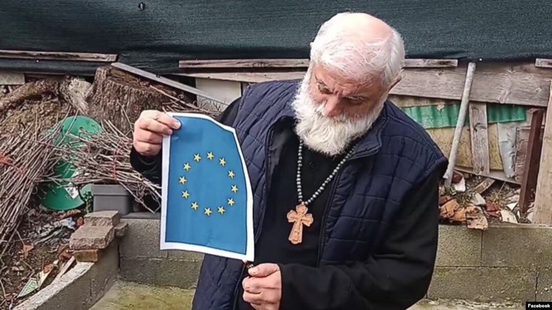 К акции присоединились протоиерей Басил Ахвледиани, священники Спиридон Цкипуришвили (на фото) и Якоб Мествиришвили