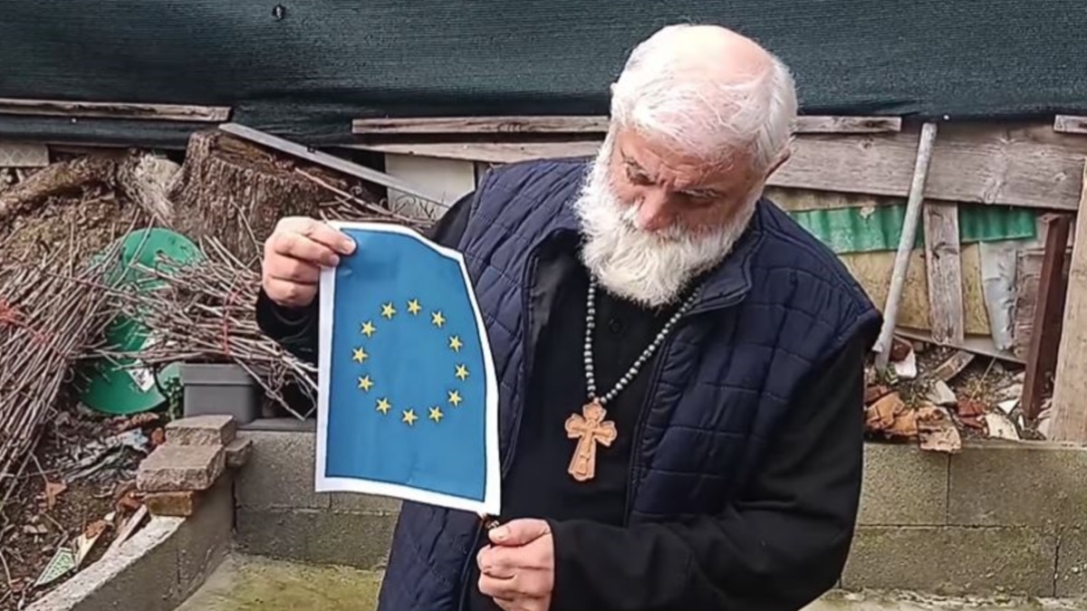 В Грузии сторонники «Альт-инфо» и священники сжигают флаги ЕС