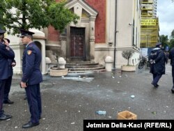 Dera e hyrjes e ndërtesës së bashkisë së Tiranës e dëmtuar si pasojë e zjarrit të koktej molotovit të hedhur nga protestuesit gjatë një proteste të thirrur nga opozita të premten më 19 prill.