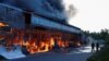 Украински пожарникари потушават пожара в хипермаркет в Харков на 25 май