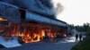 Pompierii ucraineni se luptă cu un incendiu izbucnit în urma bombardării unui hipermarket din Harkov, pe 25 mai.