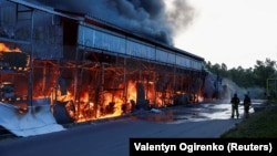 Пожарные тушат огонь в строительном гипермаркете, Харьков, Украина, 25 мая 2024 года