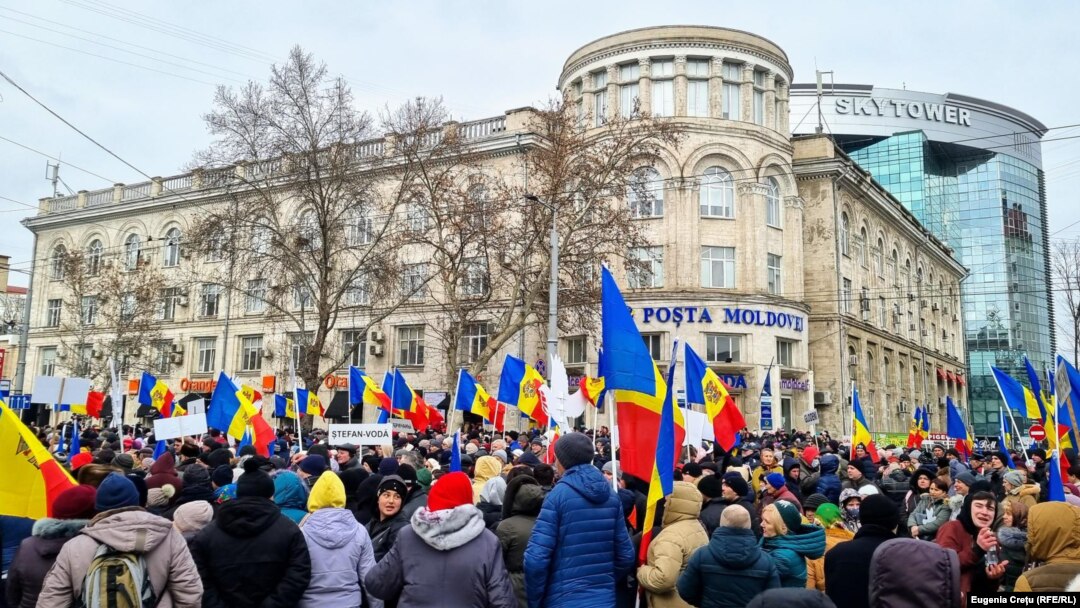 Waving Moldovan flags at a rally organized by the Kremlin-friendly Shor Party on February 28 in Chisinau, the crowd called for the country's new pro-Western government "not to involve the country in war." 