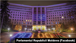 Clădirea Parlamentului, iluminată în culorile drapelului UE