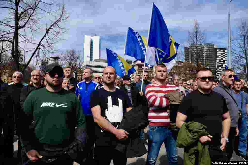 U pozadini na fotografiji su zgrade institucija BiH, koje se nalaze u blizini OHR-a.