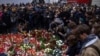 În fața clădirii principale a Universității Caroline, din Praga, vineri, oamenii aprind lumânări și aduc flori pentru cele 14 victime ale atacului armat de joi, de la Facultatea de Filosofie. Cehia va avea o zi de doliu sâmbătă, 23 decembrie. (EPA-EFE/MARTIN DIVISEK)