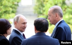 Президент России Владимир Путин и президент Турции Тайип Эрдоган после завершения переговоров в Сочи, Россия, 4 сентября 2023 года
