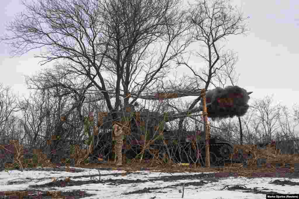 Other crews, such as this Ukrainian team firing an Akatsiya self-propelled howitzer on February 25, built entire cages around the gun. The administrator behind the weapons-tracking website Calibre Obscura told RFE/RL that such cages have been in use since late 2022 and are &ldquo;mainly intended to disrupt Russian Lancet munitions.&rdquo; &nbsp;