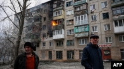 Stanovnici Slovjanska pored stambene zgrade pogođene u napadu ruskih snaga