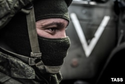 Военнослужащий РФ у боевой машины РСЗО «Град» в Донецкой области, архивное фото