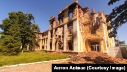 Розбита школа під час бою з російським спецназом