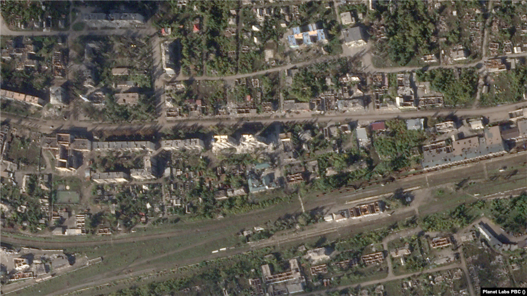 Попасная в Луганской области в настоящее время оккупирована российскими войсками. Первый спутниковый снимок был сделан 16 октября 2021 года, а на втором &mdash; разрушение жилых домов, а также разрушенный Никольский собор &mdash; 10 октября 2022 года
