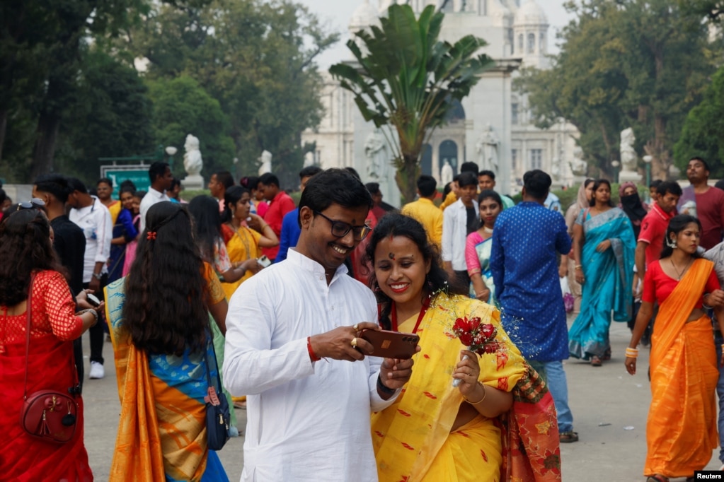 Një çift i veshur me rroba tradicionale bengali para Memorialit Victoria për të shënuar festivalin hindu Basant Panchami dhe Ditën e Shën Valentinit, në Kolkata, Indi, më 14 shkurt 2024.