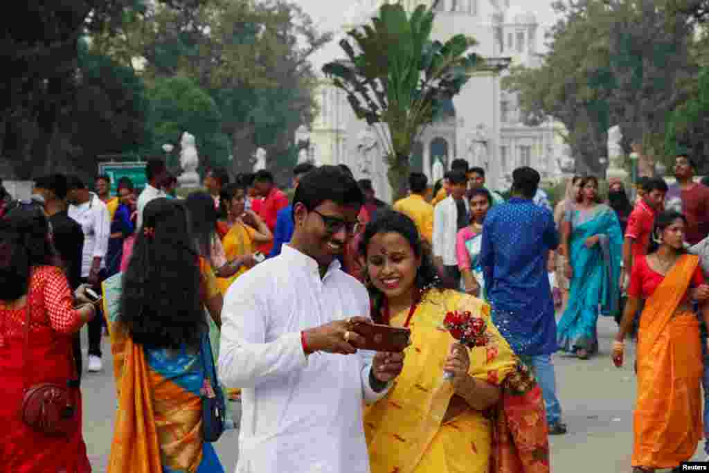 Par odjeven u tradicionalnu bengalsku odjeću ispred Victoria Memorial spomenika u povodu hinduističkog festivala Basant Panchami i Valentinova, u Kolkati, Indija, 14. februar 2024.&nbsp;