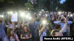 Pojedini demonstanti upalili su svetla na svojim telefonima tokom protesta, 3. jun 2023.