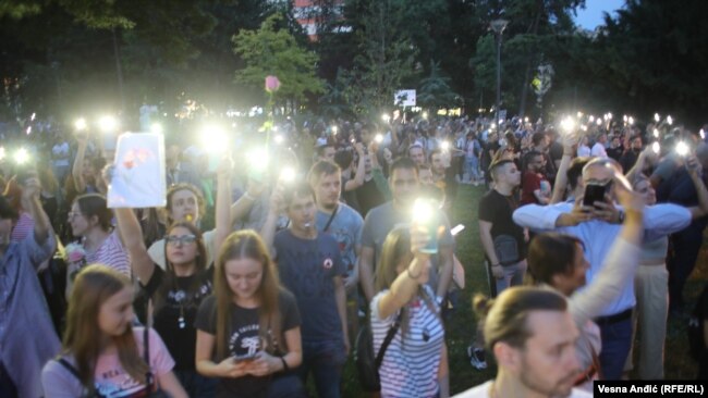 Pojedini demonstanti upalili su svetla na svojim telefonima tokom protesta, 3. jun 2023.