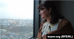 Gülnara Bekirova İstanbul hastahanesiniñ penceresi yanında, 2024 senesi qış