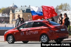 Автомобиль с надписью "На Берлин" на кузове. Санкт-Петербург, РФ, 16 апреля 2020 года