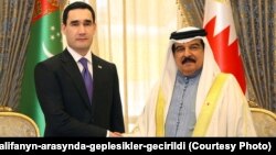 Türkmen metbugaty Manamada prezidenti Serdar Berdimuhamedow bilen Bahreýniň patyşasy Hamad bin Isa Al Halifanyň arasynda gepleşik geçirilendigini habar berdi.