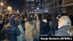 Građani i aktivisti koji su osmo veče zaredom protestovali zbog navoda o izbornoj krađi ispred Policijske uprave za Grad Beograd, 25. decembar 2023.
