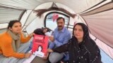 د ملالې يوسفزۍ مور تورپېکۍ او پلار ضيالدين يوسفزی د نه خوړلو اعتصاب کوونکې مېرمنې تمنا سره د جرمني په کولن ښار کې