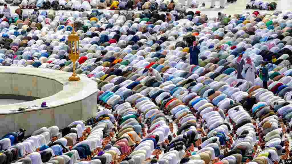 Muszlim zarándokok imádkoznak a Kába, az iszlám legszentebb szentélye körül a nagymecsetben, Mekkában 2024. június 18-án, az éves haddzs zarándoklat végén. Egy ember az összezsúfolódott tömeg miatt halt meg