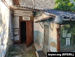 Вход в здание редакции крымскотатарской газеты «Къырым». Симферополь, 27 сентября 2023 года