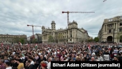 Demonstrálók a Kossuth téren 2024. április 6-án