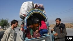 مهاجرین افغان در پاکستان که مجبور به ترک آن کشور شده اند 