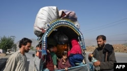 شماری از پناهجویان افغان که می خواهند از پاکستان به افغانستان برگردند