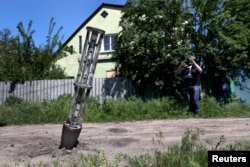 Остатки кассетного боеприпаса на окраине Харькова, июнь 2022 года