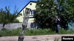 Остатки кассетного боеприпаса на окраине города. Харьков, Украина, июнь 2022 года