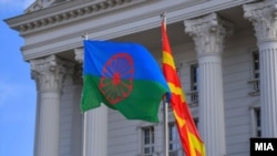 Državna zastava Sjeverne Makeonije i zastava romske zajednice ispred Vlade, juni 2024.