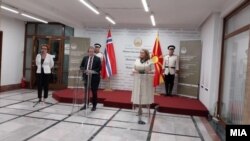 Прес-конференција на министерката за одбрана на Северна Македонија, Славјанка Петровска и министерот за одбрана на Норвешка, Бјорн Арилд Грам, кој е во официјална посета на Северна Македонија, 25 септември, 2023.