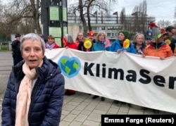 Anne Mahrer, kopredsjednica 'Kluba klimatskih seniorki' s grupom žena ispred Evropskog suda za ljudska prava u Strazburu, Francuska, 29. marta 2023.