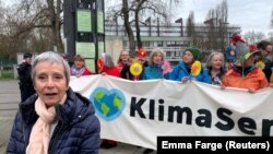 Članice grupe Senior Women for Climate Protection ispred Suda u Strazburu, 29. mart 2023. 