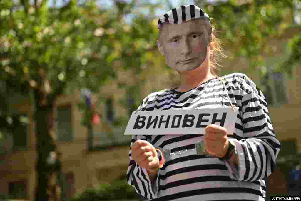 Egy tüntető a londoni orosz nagykövetség előtt egy Vlagyimir Putyin orosz elnököt ábrázoló maszkot visel, rajta Bűnös feliratú táblával 2023. június 4-én. Oroszországban és világszerte tüntetéseket tartottak Alekszej Navalnij ellenzéki politikus 47. születésnapjára és a börtönben töltött harmadik évére emlékezve