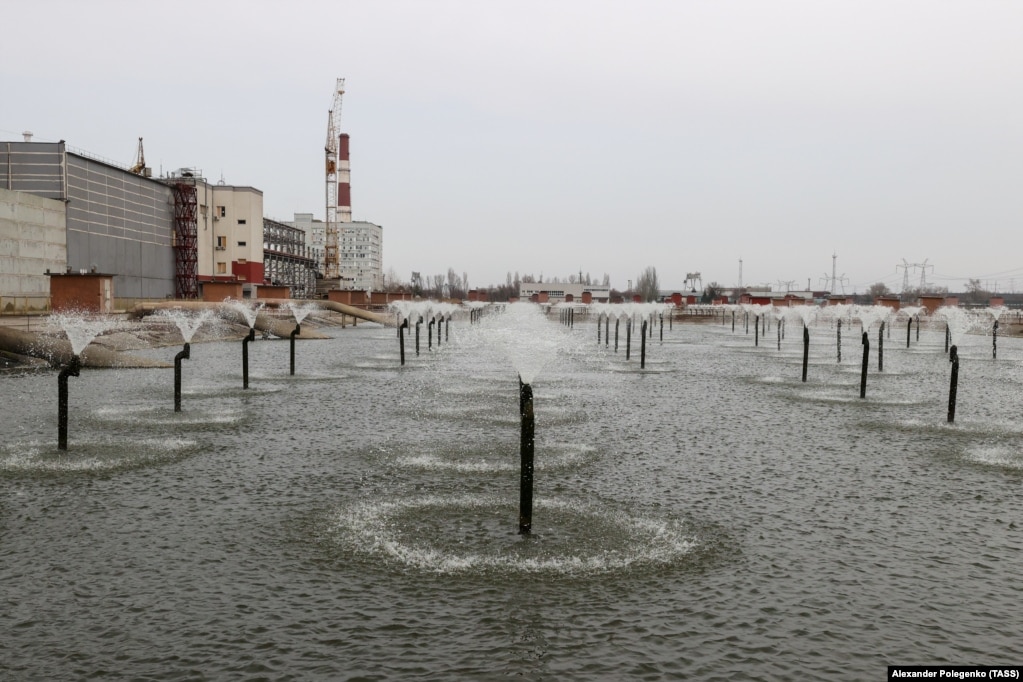 Një pellg ftohës me ujë që spërkat në centralin e Zaporizhjas, që është centrali më i madh bërthamor në Evropë. Fotot nga brenda uzinës u publikuan para takimit ndërmjet presidentit rus, Vladimir Putin, dhe shefit të Agjencisë Ndërkombëtare të Energjisë Bërthamore (IAEA), Rafael Grossi, më 6 mars. &nbsp;