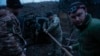 Українські військові 126-ї окремої бригади територіальної оборони на позиціях, при виявленні цілей відкривають вогонь з гаубиці Д-30 по російських силах. Херсонська область, 12 березня 2024 року