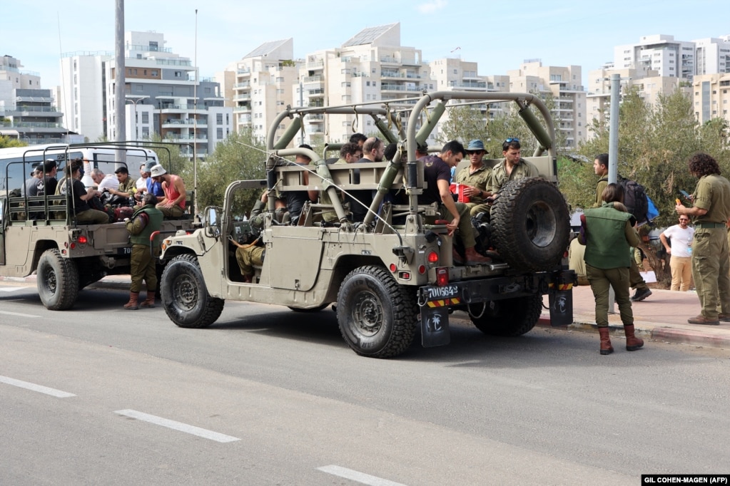 Rezervistët e ushtrisë izraelite duke u transportuar me makina për në bazën e tyre ushtarake në jug të Tel Avivit më 7 tetor 2023. 