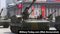 Северокорейская артиллерийская система образца 1977 года на военном параде, архивное фото