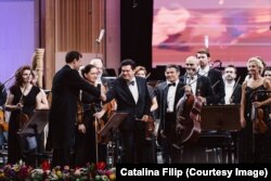 Plecat din România la 17 ani, Cristian Măcelaru a debutat ca dirijor în 2012, când a dirijat Chicago Symphony Orchestra ca înlocuitor al lui Pierre Boulez.