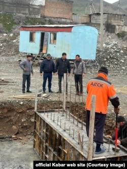 Bishkek Mayor Aybek Djunushaliev (second from right) visiting the site of the sand quarry in April to inspect preparations for construction of one of two planned asphalt-concrete plants at the site.