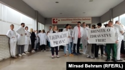 Ljekari i stomatolozi tokom polusatnog štrajka upozorenja ispred Sveučilišne kliničke bolnice Mostar, 7. maja. 