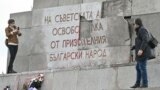 Това е Паметникът на Съветската армия в София, заснет на 23 февруари 2023 г., след като 61-годишният Светлозар Раянов счупи с чук няколко плочи от фасадата му. Надписът върху тях гласеше: &quot;На Съветската армия освободителка от признателния български народ&quot;. Това е последната от дълга серия протестни акции срещу най-противоречивия монумент в България.