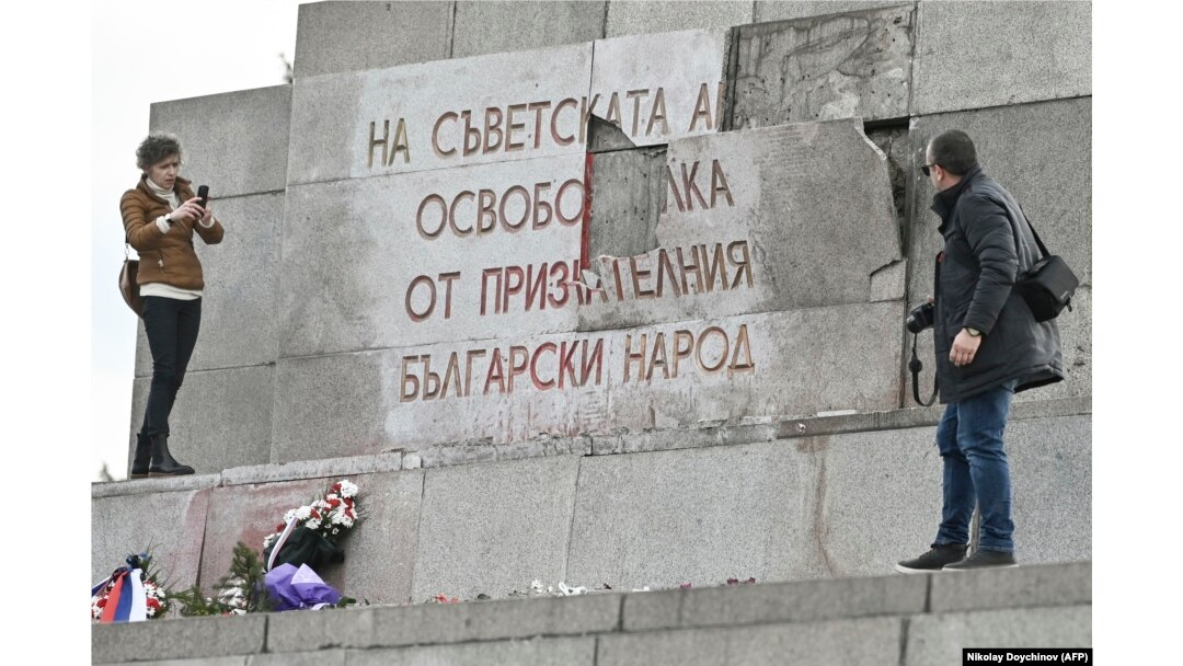 Monumentul Armatei Roșii din Sofia, de-a lungul timpului