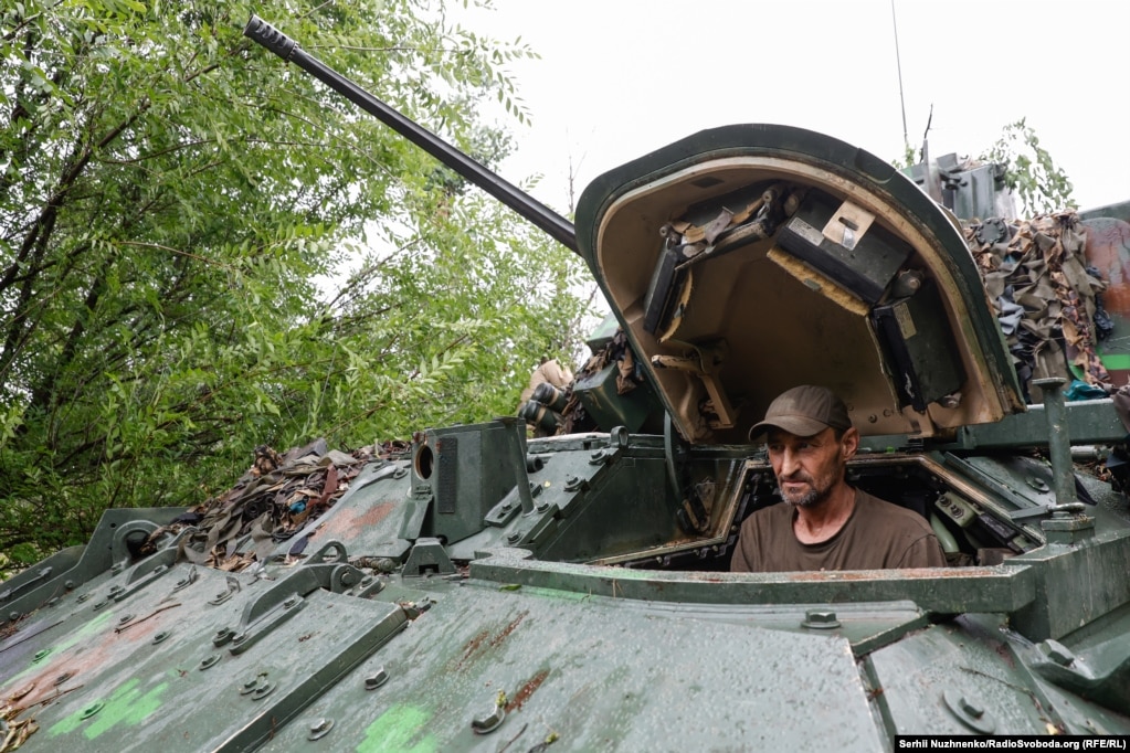 Український військовий 47-ї окремої механізованої бригади «Магура» за кермом бойової машини піхоти M2 Bradley на позиціях. Запорізький напрямок
