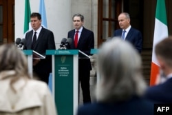 Премьер-министр Ирландии Саймон Гаррис вместе с министром иностранных дел и министром транспорта выступает с речью о признании государства Палестина. Дублин, Ирландия. 22 мая 2024 года