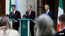Премиерът на Ирландия Саймън Харис (в средата), придружен от министъра на външните работи Михол Мартин (вдясно) и министъра на транспорта на Ирландия Еймън Райън (вляво), обявява, че страната му ще признае държавата Палестина, Дъблин, 22 май 2024 г.