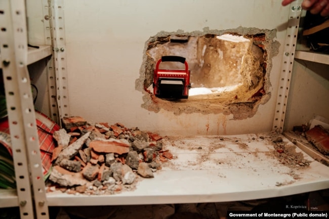 Tuneli shihet përmes murit të thyer të depos së Gjykatës së Lartë në Podgoricë.